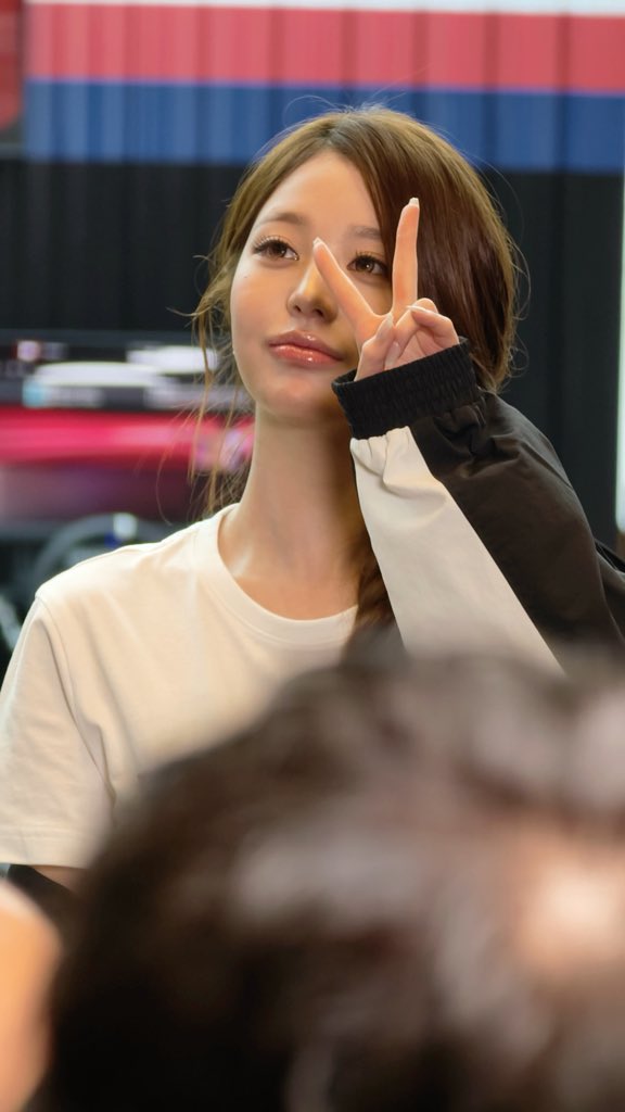 JANG WONYOUNG waving and greeting the crowd who is here at the TOMMY HILFIGER X Cadillac Formula 1®️ pop-up in Singapore Tommy Hilfiger Cadillac Formula 1 Team #TommyHilfiger #TommyFamily #TommyHilfigerxCadillacF1 #JANGWONYOUNG #장원영 #IVE