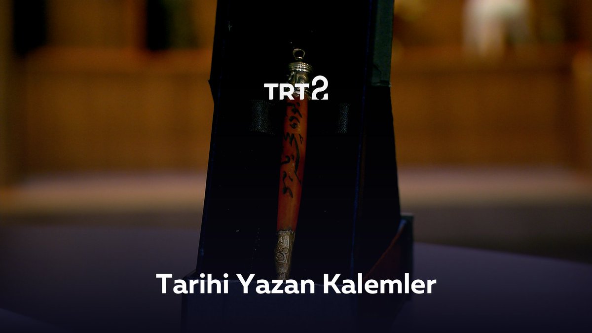 Tarihe tanıklık eden ve düşünceleri geçmişten geleceğe taşıyan kalemlerin saklı kalmış hikâyesini ekrana taşıyan "Tarihi Yazan Kalemler", 15 Ekim'den itibaren her perşembe saat 19.00'da TRT 2'de. 🪶