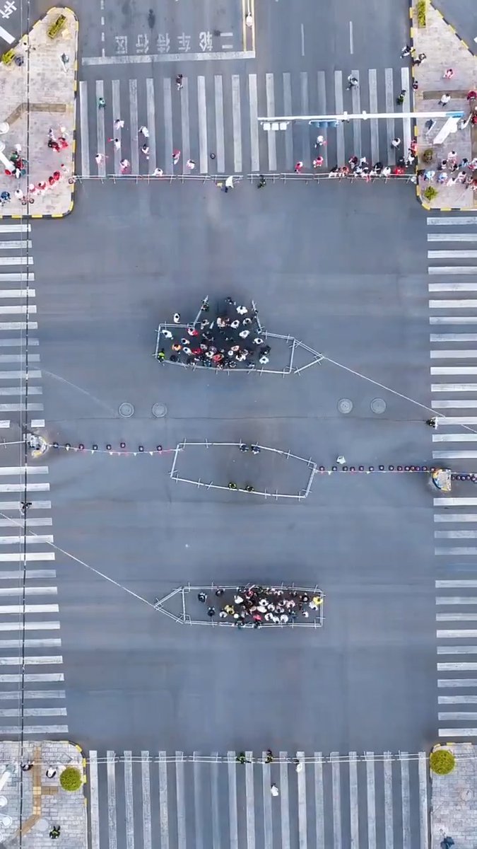 【Video】Clever diversion—during a #marathon in Yuxi, SW China's Yunnan Province, police used a "pendulum-style" crossing system to alternate runners and pedestrians, keeping both the race and daily life moving.
