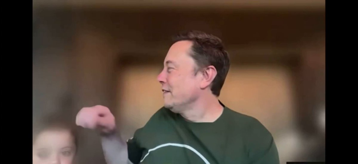 When I woke up this morning, I saw a video of Elon where his little daughter appeared on camera for the first time❤️ This beautiful little soul with angelic hair and the most beautiful eyes stole my heart instantly. Elon’s smile and the gentle, protective way he looks at his children remind me that the world is in good hands. From today, this is my favorite video.