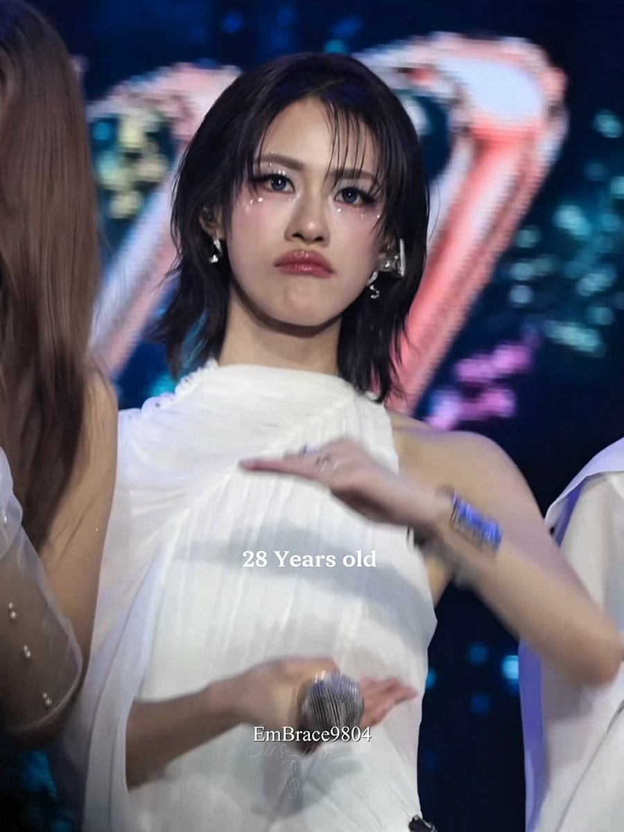 the fact that emi is 28 and still acts like a silly little kid while bonnie is out here looking like THAT 😭😭 bonnie really fell in love with a clown and a heartthrob at the same time. #emibonnie #emiamily #beonnnie #เอมี่บอนนี่
