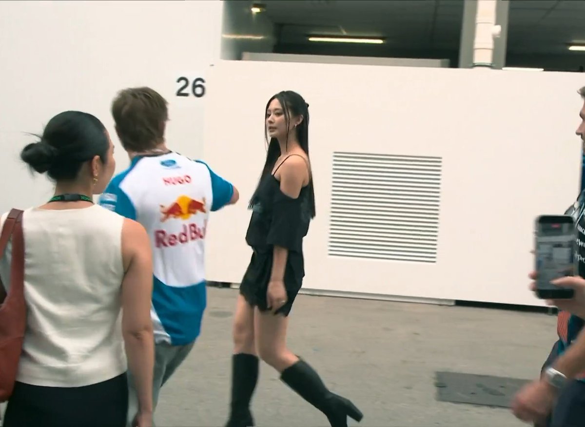 Liam Lawson high fiving TZUYU because of Arvid Lindblad and Naomi Schiff pranking him 😭 LIAM: Somebody really famous is in front of me NAOMI: Just high five her ARVID: Tap her on the shoulder and ask for her name LIAM: I'm not- Arvid, that's so... LIAM: Can I get a high five?