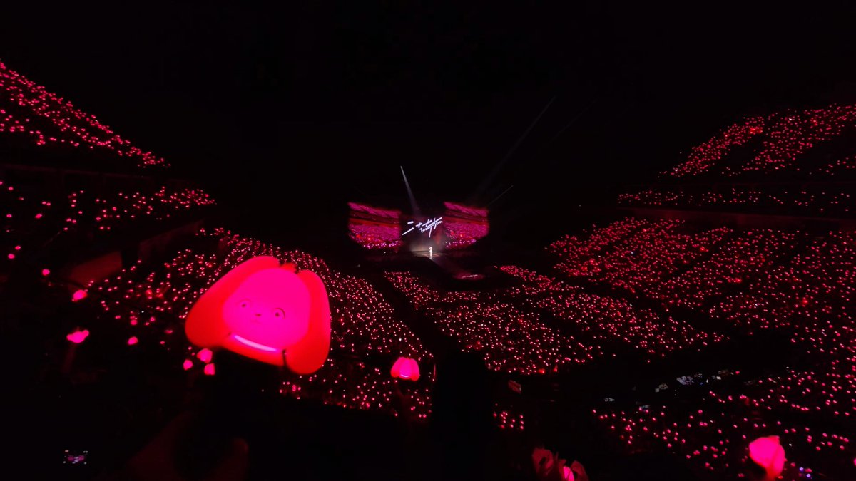 Yuqi of i-dle makes history as the FIRST 4th gen K-pop soloist to hold a sold-out solo concert in a large arena, officially filling all 10,000 available seats at the Baoneng Guangzhou International Sports Arena.