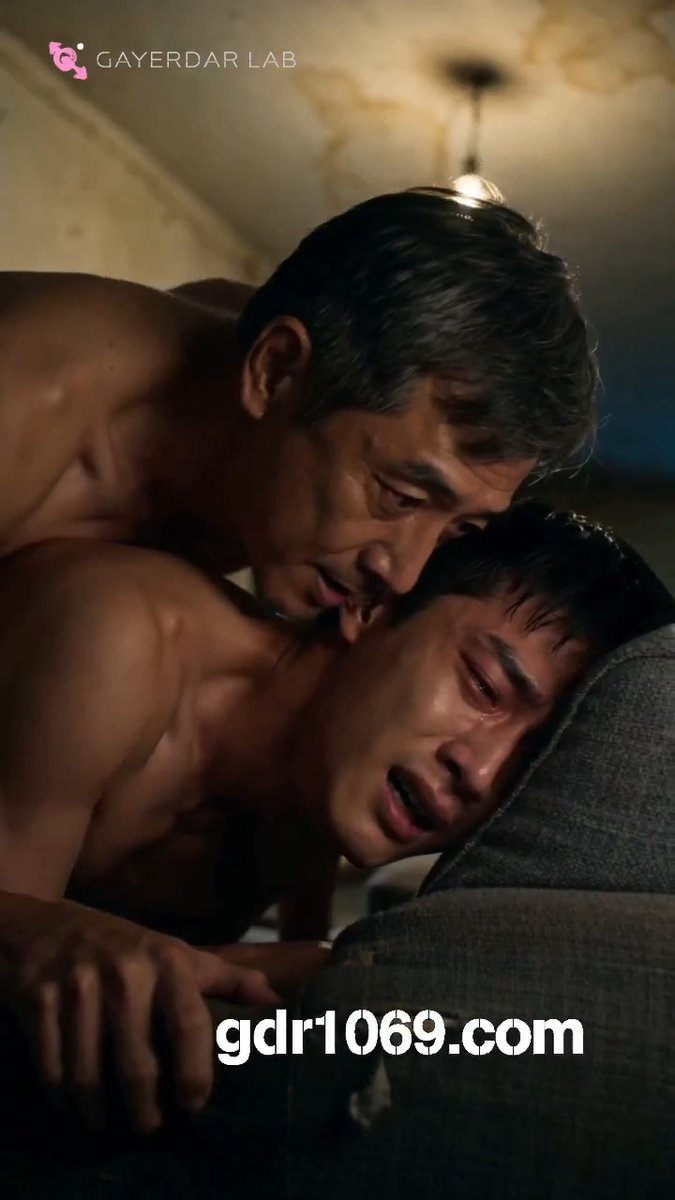 #我如何成為黑市男妓 #GAYERDAR系列短劇 明天中午上架新短劇🎥🎥 兒子如何從為了幫家還債 到被親生父親幹 最後成為黑市的男妓 -- #背德感 #同志短劇 #男同志短劇