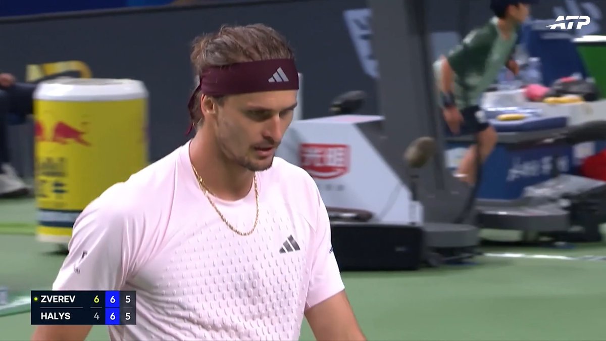 Mind the gap ⚠️ Alexander Zverev | Rolex Shanghai Masters | #RolexShanghaiMasters