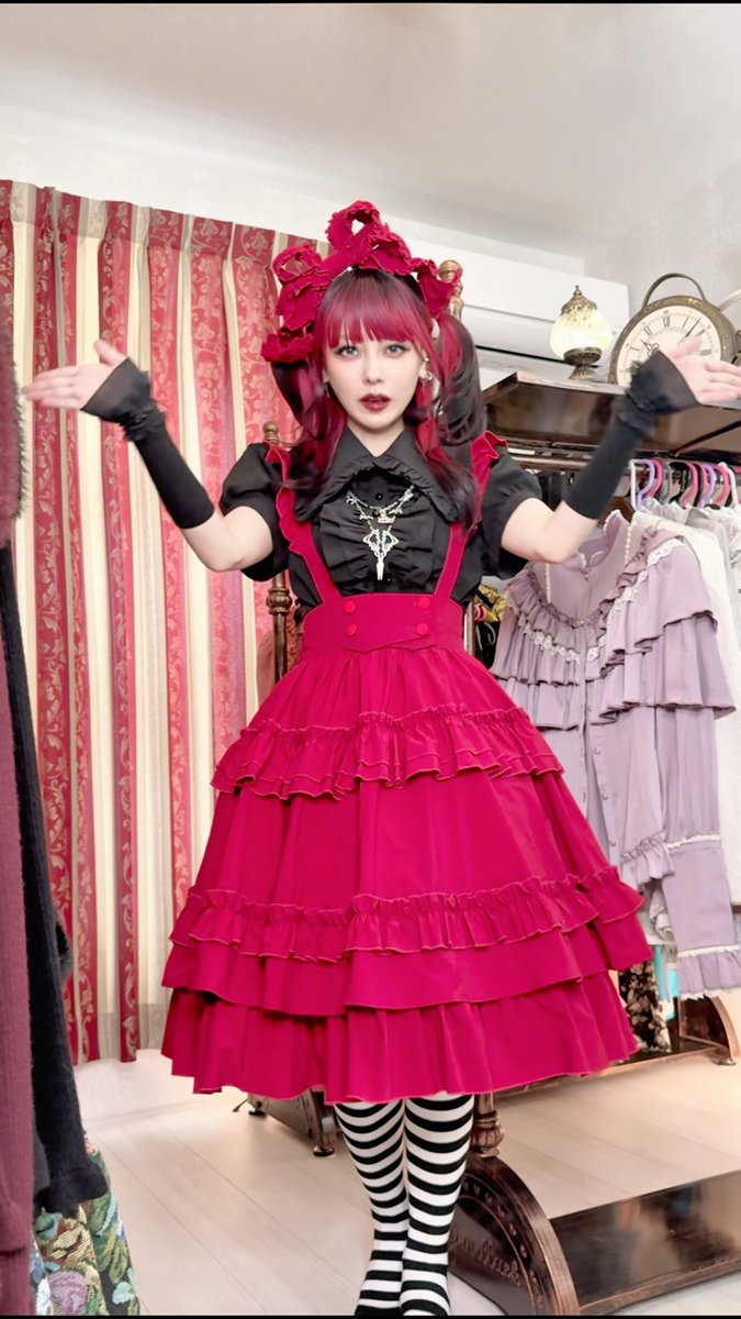 エペティスさんからいただいたアイドルみたいなCATCOCONさんのお洋服🎀 前に白×黒コーデやったら、黒×赤も可愛いと思う♡ってリクエストが多かったのでやってみました🥀 なんかちょっとパンク寄りになっちゃった☦️🖤