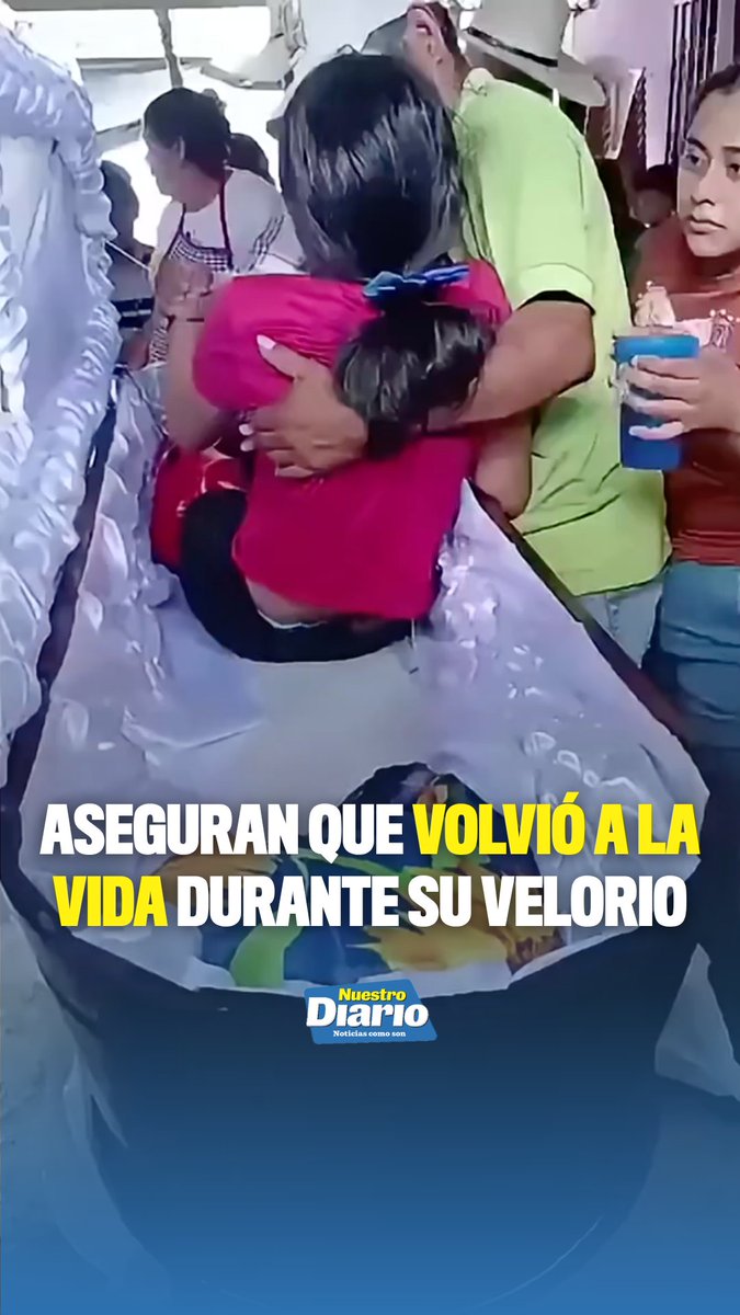 😱⚠️ ASEGURAN QUE VOLVIÓ A LA VIDA DURANTE SU VELORIO ⚰️😱 #Viral | Un video que circula en redes sociales muestra el momento en que una joven comienza a incorporarse dentro de un féretro durante su velación, en la aldea El Jocote, Sacapulas, Quiché. Según información preliminar de medios locales, habría sido declarada sin signos vitales horas antes; sin embargo, las autoridades de Salud aún no se han pronunciado para aclarar lo ocurrido. 📍Mientras algunas personas atribuyen el hecho a un milagro, otras mantienen sus dudas. ¿Qué opinas? 🤔 #NuestroDiario, noticias como son. 📰 #DigitalND