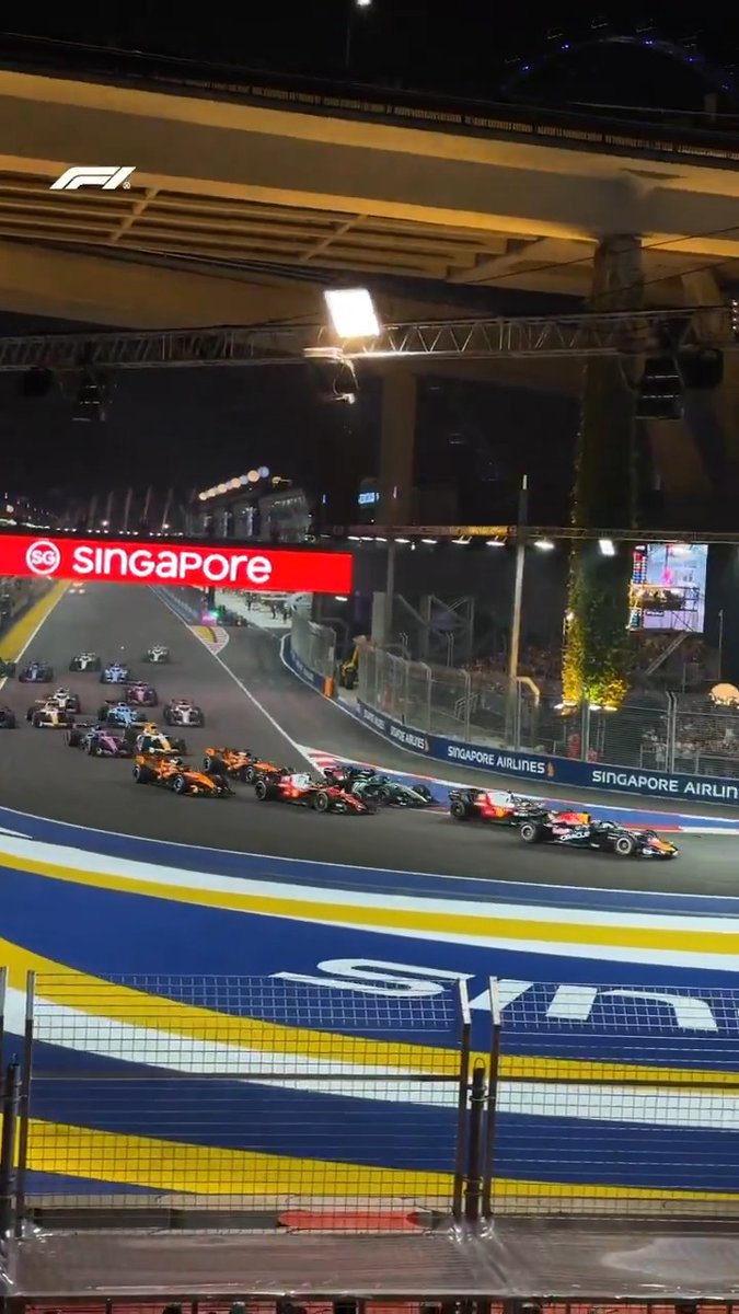 LIGHTS OUT! ⚫️⚫️⚫️⚫️⚫️ The view from the Turn 1 grandstand 🤩 #F1 #SingaporeGP