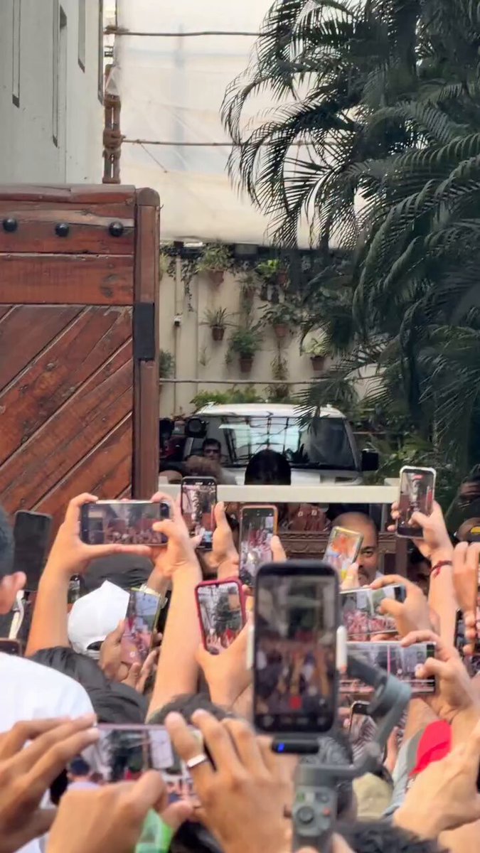 #AmitabhBachchan steps out to greet the sea of fans gathered outside his residence to wish him on his birthday, making the special day even more memorable for his admirers. ❤️✨ #Birthday #FilmfareLens #Celebs