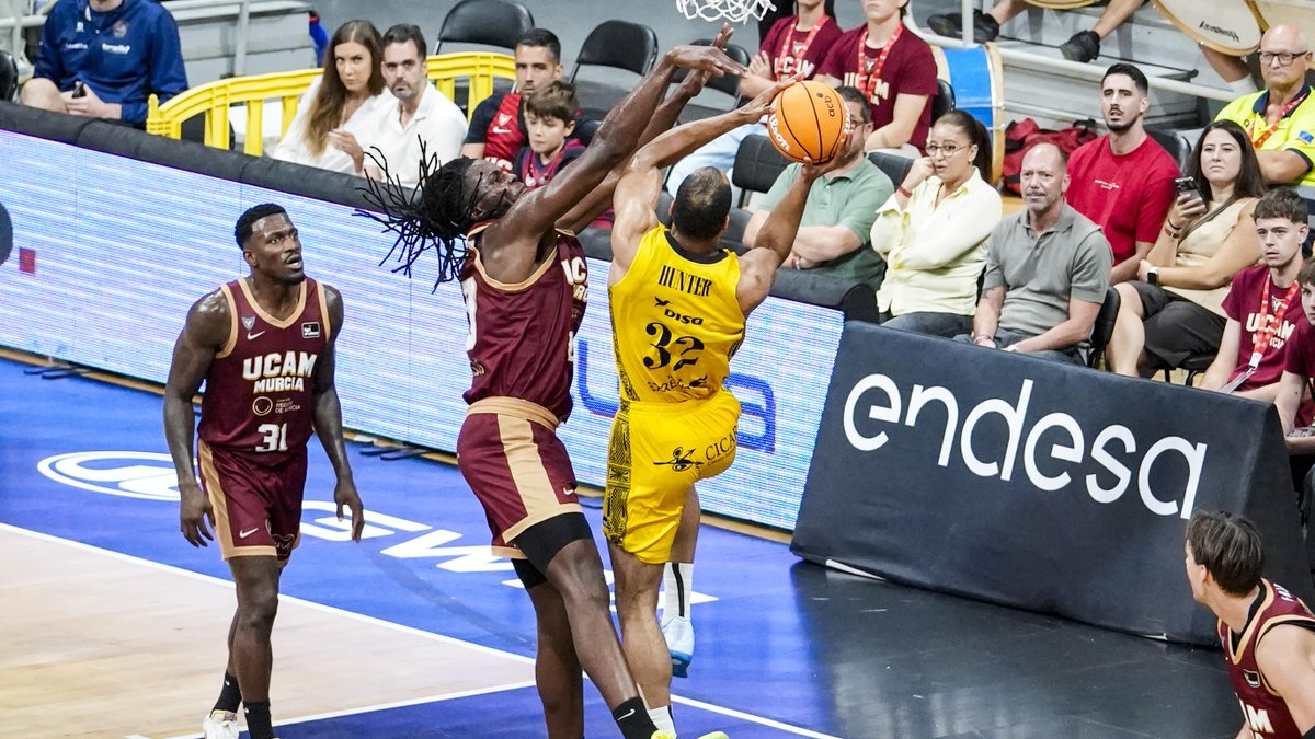 💛🖤 Vince Hunter, una de las SENSACIONES en el inicio de la temporada en #LigaEndesa del La Laguna Tenerife, brilló en el triunfo aurinegro. ¡1⃣6⃣ puntos... y muuuuucho espectáculo!