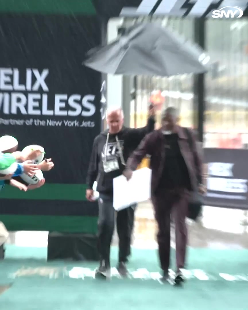Aaron Glenn arrives at MetLife Stadium for today's Jets-Browns game