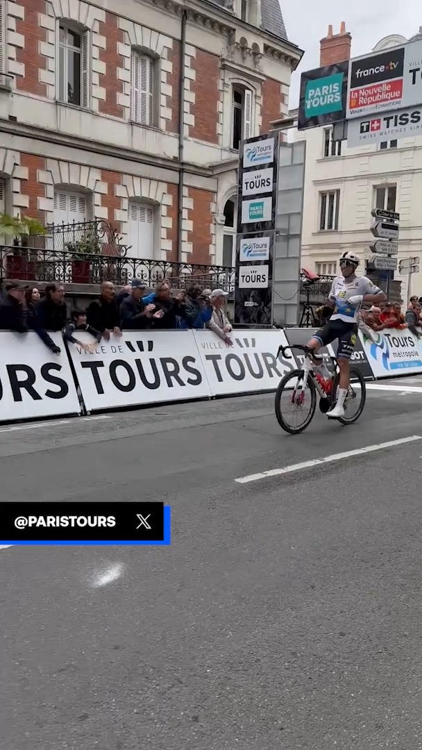 🇪🇺 Celebrando el estreno 𝐚 𝐥𝐨 𝐠𝐫𝐚𝐧𝐝𝐞. 🇪🇸 Héctor Álvarez se lleva la victoria en su primer día con el maillot de campeón de Europa durante la París-Tours sub-23 #ParisTours #LaCasadelCiclismo
