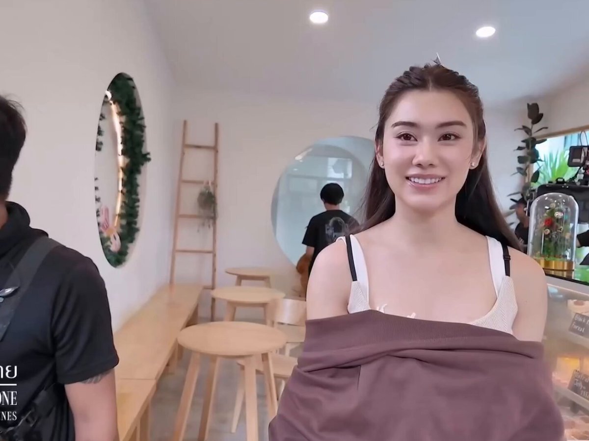 Waktu Lena nginep di rumah Miu ✨ 25 Mei 2025 • LenaMiu syuting My Safe Zone sampai malam. Waktu mau pulang, Lena bilang mau nganter Miu karena rumah Miu dekat. Waktu itu staf sempat bercandain Lena yang bahkan belum nanya rumah Miu sebenarnya dekat atau gak dari lokasi syuting, tapi udah langsung semangat mau nganter Miu pulang 26 Mei 2025 • Di BTS My Safe Zone, paginya Lena cerita kalau semalem dia sama Miu ngobrol berjam-jam sampai Lena sendiri baru tidur lewat jam 1 malam. Lena bahkan bilang kalau dia langsung pulang ke rumah sendiri, mungkin dia bisa tidur lebih cepat. Terus waktu Miu datang, dia juga cerita kalau paginya Lena udah berangkat syuting waktu orang rumahnya masih pada tidur. • Malemnya Lena upload beberapa foto pakai caption “May I always remember the little things”. Dari sekian banyak foto, ada satu foto Miu lagi nyiapin bunga di samping tempat tidur, di kamar tempat Lena nginep. Kalau diperhatiin, baju sama celana yang Miu pakai juga masih sama kayak di video waktu Miu nunggu mobil Lena buat pulang bareng • Di postingan itu Mama Leena komen kalau Lena manis banget, termasuk ke Padi juga. Lena balas makasih karena udah boleh nginep semalem, terus Mama Leena juga bilang Lena selalu boleh datang ke rumah dan nyebut Lena sebagai anak perempuan keduanya • Lucunya, di BTS My Safe Zone setelah malam Lena nginep, paginya Lena juga sempat interaksi sama Padi, waktu Phi Ou tanya apa Lena sama Padi semalem ketemu, Lena bilang gak. Padahal Mama Leena sempat nyebut Padi di postingan Lena, kayaknya Lena lupa kalau waktu nginep di rumah Miu dia sempat ketemu sama Padi, mungkin saking asiknya ngobrol sama Miu sampai gak inget 1 Juni 2025 • Miu upload May dumps yang isinya banyak foto sama video pakai caption “Bits and pieces of May”. Ada satu video Lena sama Miu lagi makan di ruang makan rumah Miu. Disitu LenaMiu pakai outfit yang sama kayak waktu pulang bareng tanggal 25 Mei 7 Juni 2025 • Waktu fans tanya apa Lena beneran nginep di rumah Miu, Lena akhirnya ngaku kalau dia memang nginep karena ada yang ngajak. Lena juga jelasin kalau kebetulan lokasi syuting besok paginya lebih dekat dari rumah Miu, jadi dia sekalian bawa barang-barangnya buat nginep di sana. Terus waktu fans tanya apa mereka tidur sekamar, Miu sempat panik dan narik mic Lena, sementara Lena bilang kalau itu privasi mereka • Lena juga cerita kalau paginya dia harus berangkat syuting lebih awal, jadi dia pergi duluan. Miu bilang kalau dia tidur lelap banget sampai sama sekali gak denger alarm, gak sadar Lena udah bangun, bahkan suara pintu waktu Lena pergi pun gak kedengeran. Fans langsung godain mereka soal pintu kamar, tapi Lena langsung jelasin kalau yang dimaksud itu pintu rumah 7 November 2025 • Waktu live TikTok, Miu cerita kalau dulu dia pernah ngajak Lena ke rumahnya pakai alasan cookies. Padahal cookies itu sebenarnya udah dia bawa dari lokasi syuting, tapi Miu sengaja bilang ada cookies di rumah supaya Lena mau nganter dia pulang Di wawancara #3แซ่บxLenaMiu • Miu cerita lagi kalau waktu itu dia ngajak Lena ke rumah buat ngabisin cookies yang masih sisa setengah. Lena bilang sebenernya bisa beli lagi, tapi malah tetep pergi ke rumah Miu. Lena juga cerita kalau Miu udah nyiapin kamar buat dia, dan kata Miu biar besoknya mereka bisa berangkat syuting bareng tanpa harus bolak-balik jauh Entah LenaMiu sekamar atau gak malam itu, yang jelas Lena emang beneran nginep di rumah Miu, dan curiga yang diinget LenaMiu cuma soal sekamar atau gak jadi lupa kalau besok paginya mereka gak berangkat bareng 😗 #LenaMiu #ลีน่าหมิ่
