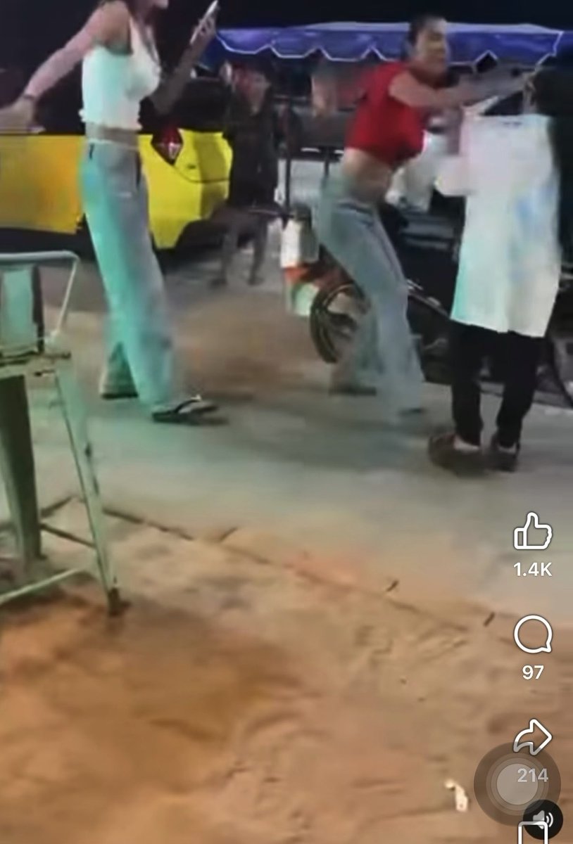 ตีกันเองแล้วหรอ? จะแตกกันไหมนะ👀 เจ๊เบียร์ด่าแม่ฟ้าใส พร้อมผลักหัว 1 แมตช์ และ #ซ้อนุ้งตี้ ถ่ายคลิป พร้อมสมทบ เอาเข้าไป 😂 #แม่ดา #ฟ้าใส #เจ๊เบียร์คนละยํา