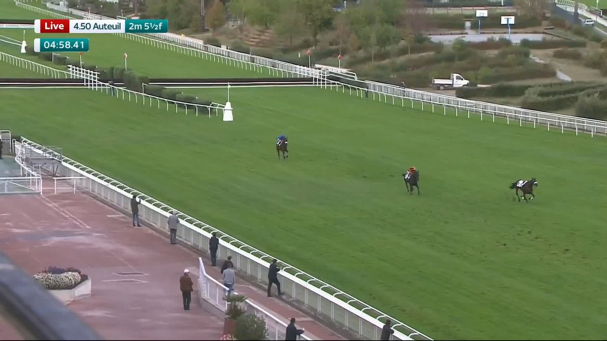 Kingland continues his winning sequence with victory in the Prix Carmarthen The race was sadly marred by an injury to French Champion Hurdle winner Losange Bleu. Our thoughts go out to his connections.