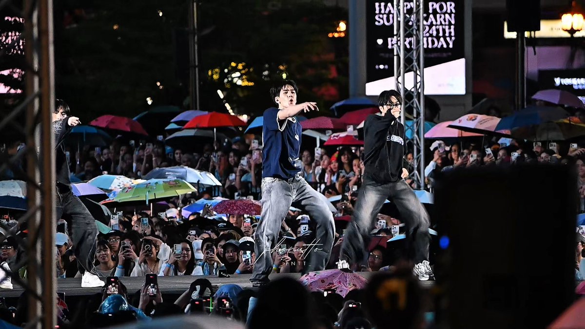 ในขณะที่ฝนเริ่มตกหนักขึ้น ฟค หลายคนเริ่มกางร่ม บางคนหนีเข้ามาหลบฝน (พี่ก็เป็นคนนึงที่ต้องรีบหลบฝน เซฟกล้อง+เลนส์) แต่แกยัง on stage ใส่เต็มทุก perform ไม่มีดรอปเลย โคตรจะมี spirit ความเป็นศิลปิน แบบ born to be idol มากอะ อู๋ 🥹 MR FANBOY BUSKING TRUE5G #แฟนบอยบัสกิ้ง #auautnp