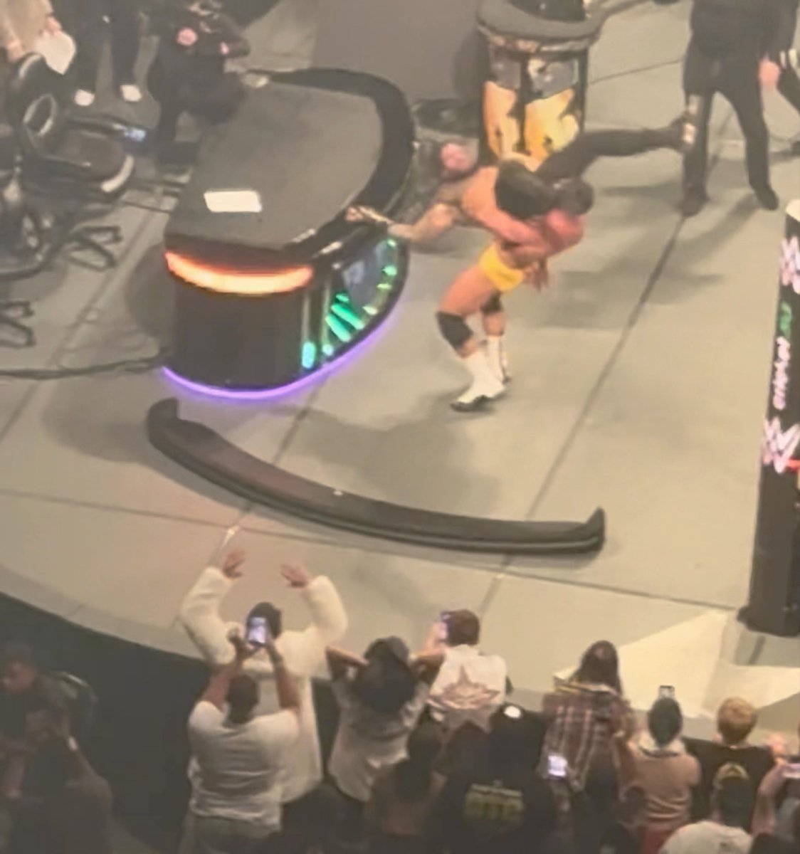 BRO THIS MOMENT WHERE LA KNIGHT PICKED UP ROMAN REIGNS AND ALMOST DROPPED EM WAS SCARY. Great recovery from both men here 🫡