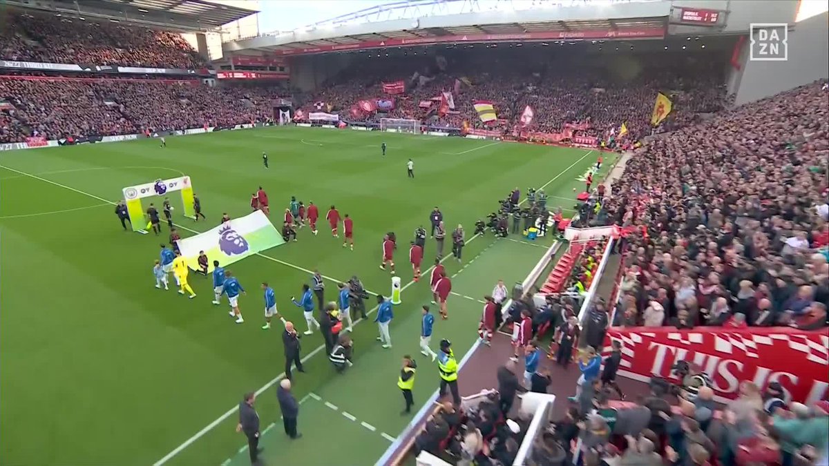 ¡ES UNA DE LAS IMÁGENES DEL AÑO! ES EL RECIBIMIENTO MÁS HOSTIL QUE SE RECUERDA EN LA PREMIER LEAGUE🔥 La afición del Liverpool CARGA contra el Manchester City después de ser declarados CULPABLES de 114 cargos😮 #PremierLeagueEnDAZN 🏴