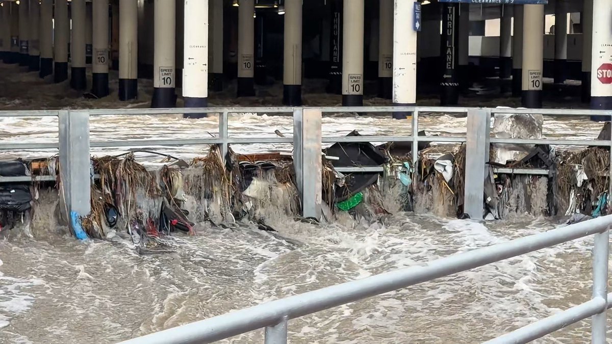 THE LINQ FLOODED 🌊 Las Vegas | October 11 Floodwater stretches from the valet area toward Koval Lane, turning the access road beneath the High Roller into a muddy river. Debris is piled against the railings as water pours through and around it. Nearby pavement is submerged, with loose items scattered through the flooded area. Quite a Sunday morning on the Las Vegas Strip. #LasVegas #LINQ #VegasFlooding