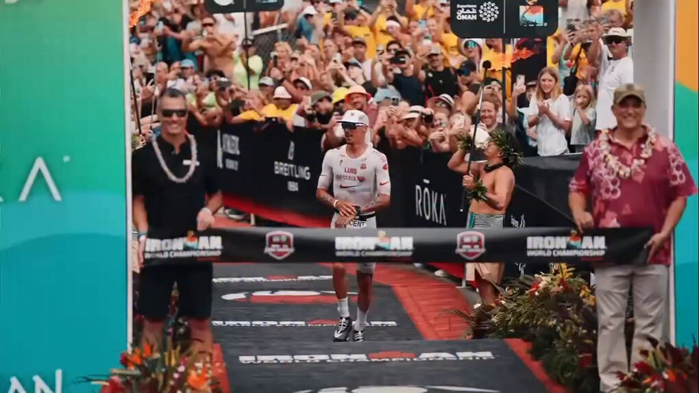 🚨 INCROYABLE VINCENT LUIS remporte le CHAMPIONNAT DU MONDE d’IRONMAN à HAWAÏ !! 🏊‍♂️ 3,8 km de natation : 48'30 🚴‍♂️ 180 km de vélo : 4h15'41 🏃‍♂️ Marathon : 2h38’35 Il le termine en 7 HEURES et 47 MINUTES, tout simplement IMPRESSIONNANT 🤯