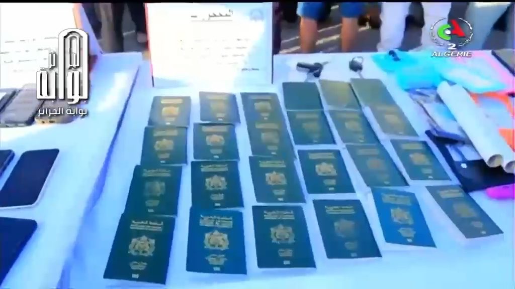 🚨 CHOC : L’ALGÉRIE 🇩🇿ÉCRASE UN RÉSEAU MAROCAIN 🇲🇦 61 Marocains arrêtés dont un ancien militaire de l’armée #marocaine 🇲🇦 🚨Ils préparaient des actes de déstabilisation et des opérations de sabotage sur le territoire algérien. Arrivés par avion à Tunis 🇹🇳, ils ont franchi clandestinement les montagnes et les forêts d’El Kala, avant de rejoindre Oran pour mettre leur plan criminel à exécution. Réseau démantelé. Menace neutralisée. Zéro tolérance. #Algérie #Oran #SécuritéNationale #Terrorisme