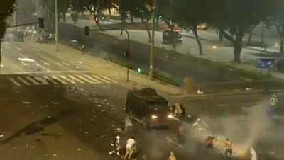 NÃO CAIAM NESSE PAPO DERROTISTA! Isso daqui é o Caveirão do BOPE, máquina sanguinária da polícia do Rio de Janeiro sendo posto pra correr pelos manifestantes em Junho de 2013.