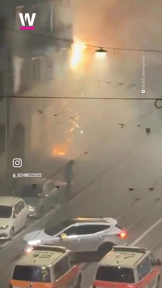 Zürich 🇨🇭 Wenn vermummte Linke eine (illegale) Party feiern, hinterlassen sie massive Sachschäden und verletzte Polizisten. Beim Hardplatz griffen gestern Abend Linksextremisten die Polizei mit Feuerwerk und Glasflaschen an und setzten Einsatzfahrzeuge in Brand. Eine linke Stadt hat linke "Partygäste". Geniesst was ihr gewählt habt.