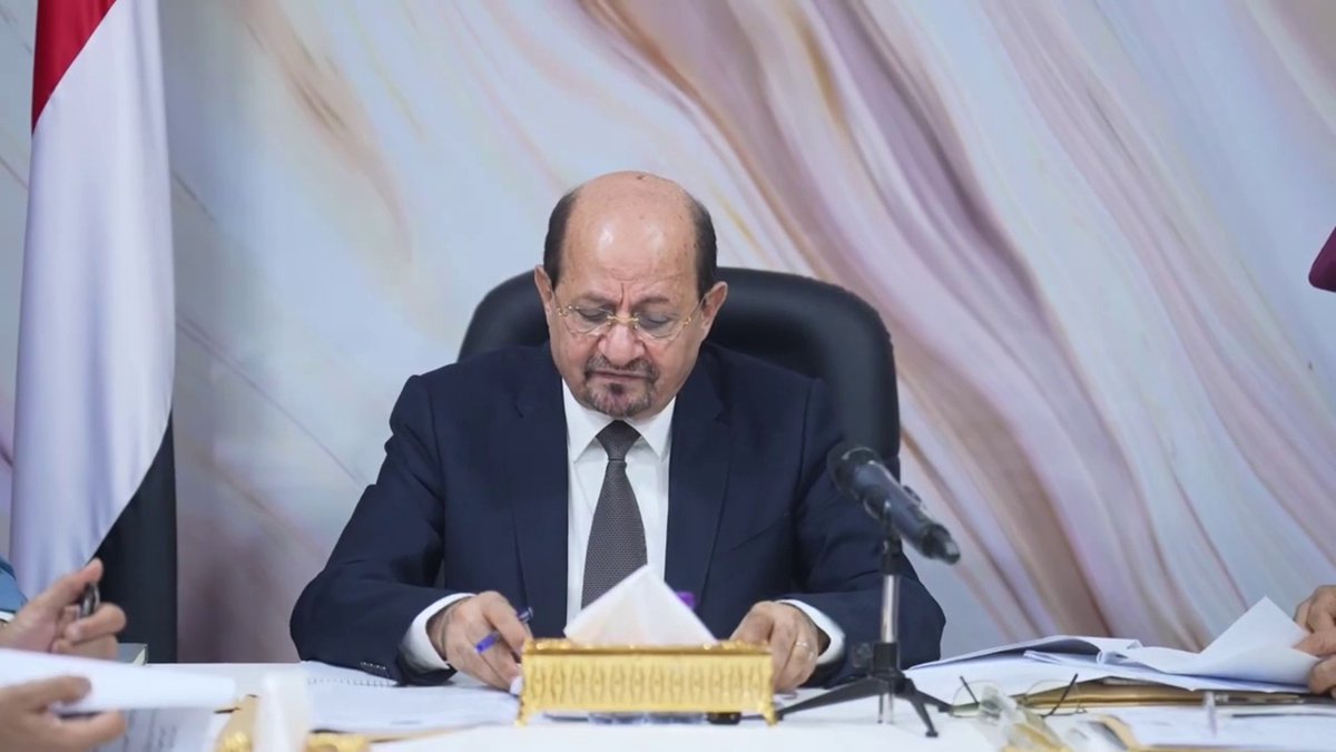 رئيس الوزراء اليمني شائع الزنداني: - استهداف مطار الملك خالد في الرياض يؤكد أن ميليشيا الحوثي الإرهابية تسعى لقتل الأبرياء وتدمير المنشآت الحيوية في اليمن والمملكة - ندعو المجتمع الدولي ومجلس الأمن إلى تحمل مسؤولياتهما القانونية والأخلاقية تجاه الاعتداءات الحوثية - نؤكد وقوفنا الكامل مع المملكة ضد الاعتداءات الحوثية