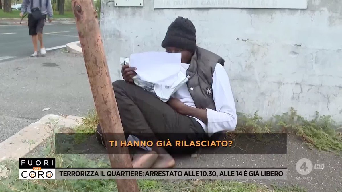 Preso e rilasciato: le forze dell'ordine lo hanno portato via alle ore 10:30... ma dopo poche ore, alle 14:00, era di nuovo libero di girare e terrorizzare gli abitanti di Torre Angela a #Roma. Lui è l'immigrato ghanese che molesta adulti e bambini per strada. #Fuoridalcoro
