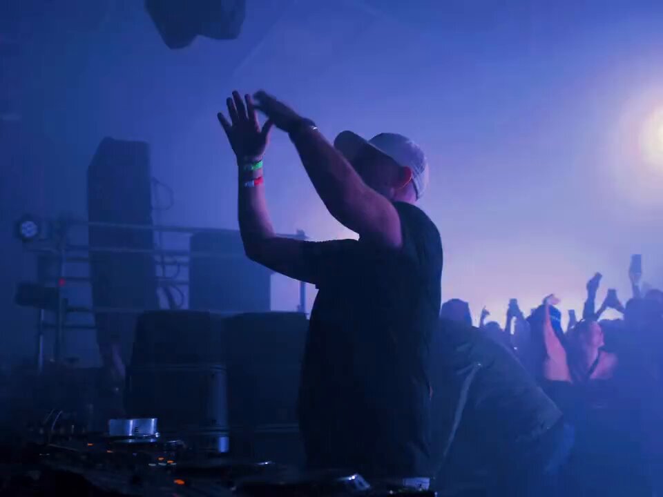 Eric Prydz closing out his first London show in 6 years with ‘Call On Me’ 👑🎶