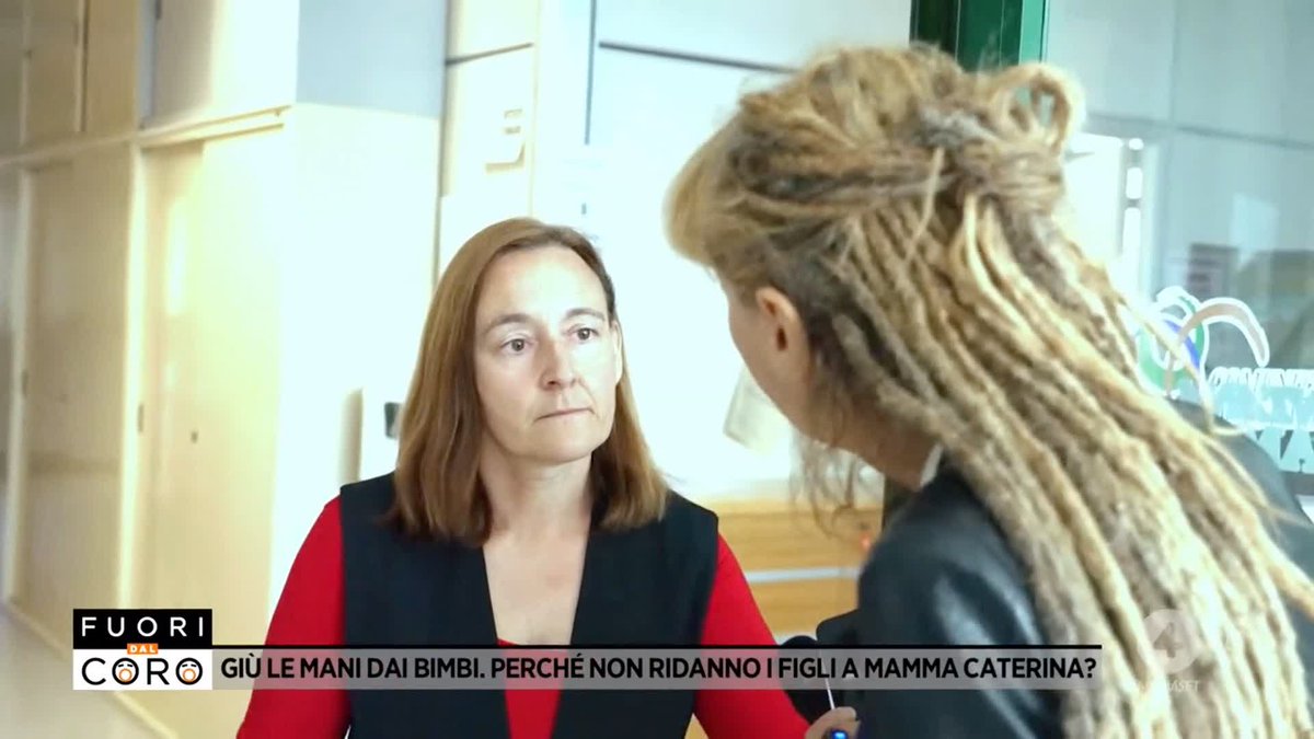 Figli portati via alla mamma 5 anni fa per un'accusa infondata di maltrattamenti. Abbiamo provato a chiedere spiegazioni alla responsabile dei servizi sociali. Il servizio completo di Raffaella Regoli a #Fuoridalcoro è su Mediaset Infinity