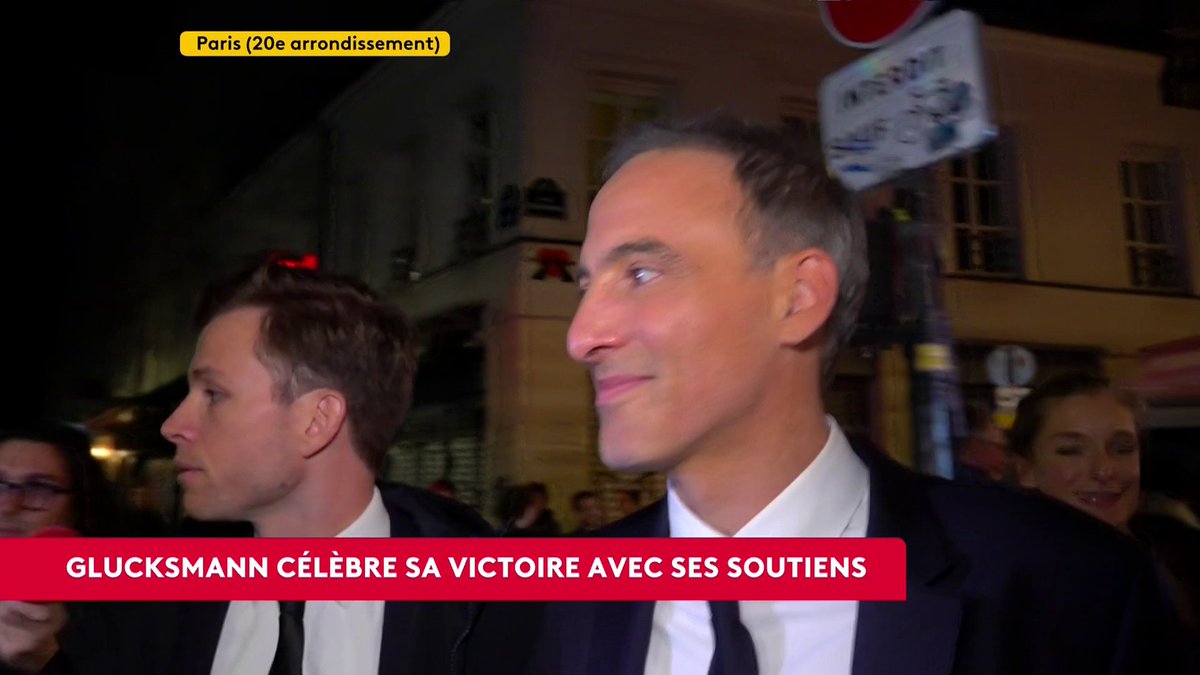 🔴 Raphaël Glucksmann victime d'un jet de farine dans le 20e arrondissement de Paris, quelques heures après sa victoire lors de la primaire de la gauche. #canal16 #franceinfo
