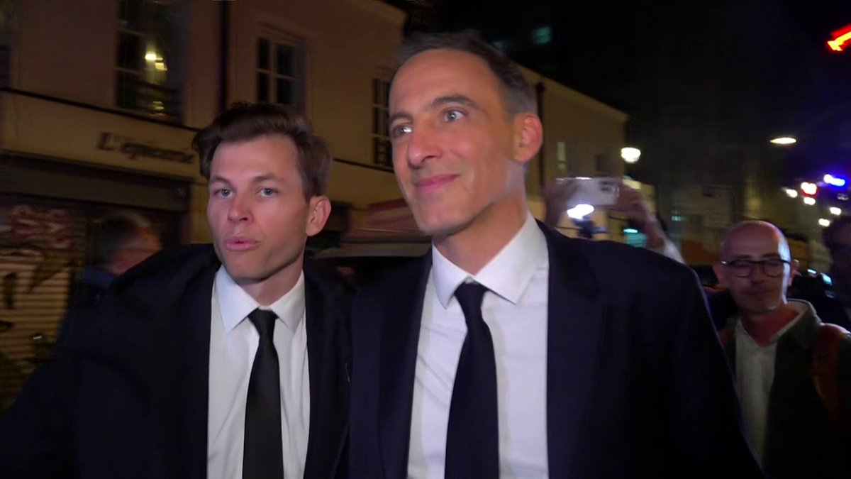 Raphaël Glucksmann a été enfariné à la sortie du bar de Belleville à Paris, où il célébrait sa victoire au premier tour de la primaire sociale-démocrate. L'identité de l'enfarineur n'est pas encore déterminée. #canal16 #franceinfo
