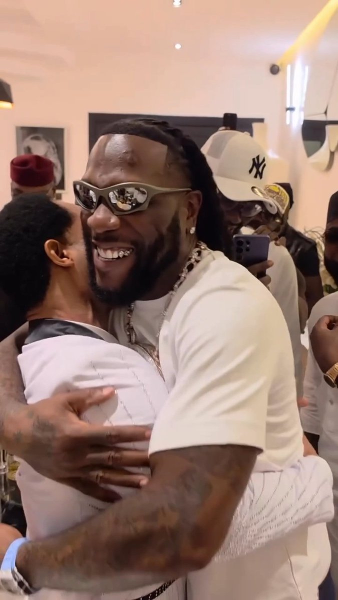 BURNA BOY’S 1/1 DIAMOND PLATED STADIUM NECKPIECE STOLE THE SHOW AT JOWI ZAZA’S PARTY. PASTOR ODUMEJE WAS SO EXCITED TO MEET ODG. 😂❤️