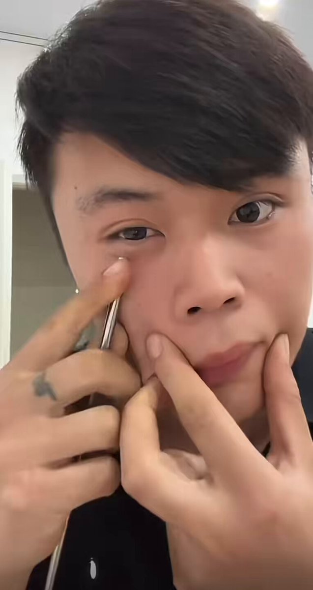 Cái gì đây , làm thế quái nào hắn ta có thể lấy thứ đó ra từ trong đó vậy ?