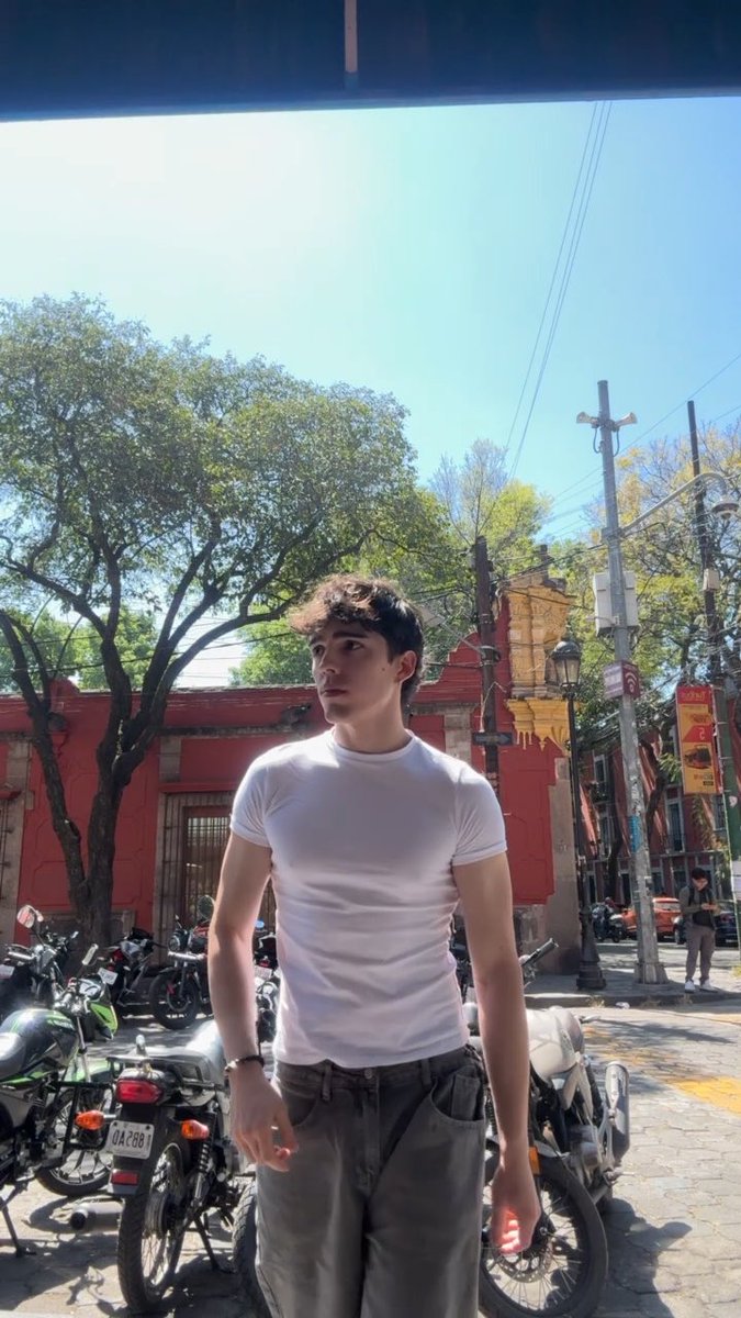 Me encanta cuando la ropa se ve tan tallada al cuerpo... 🔥👀