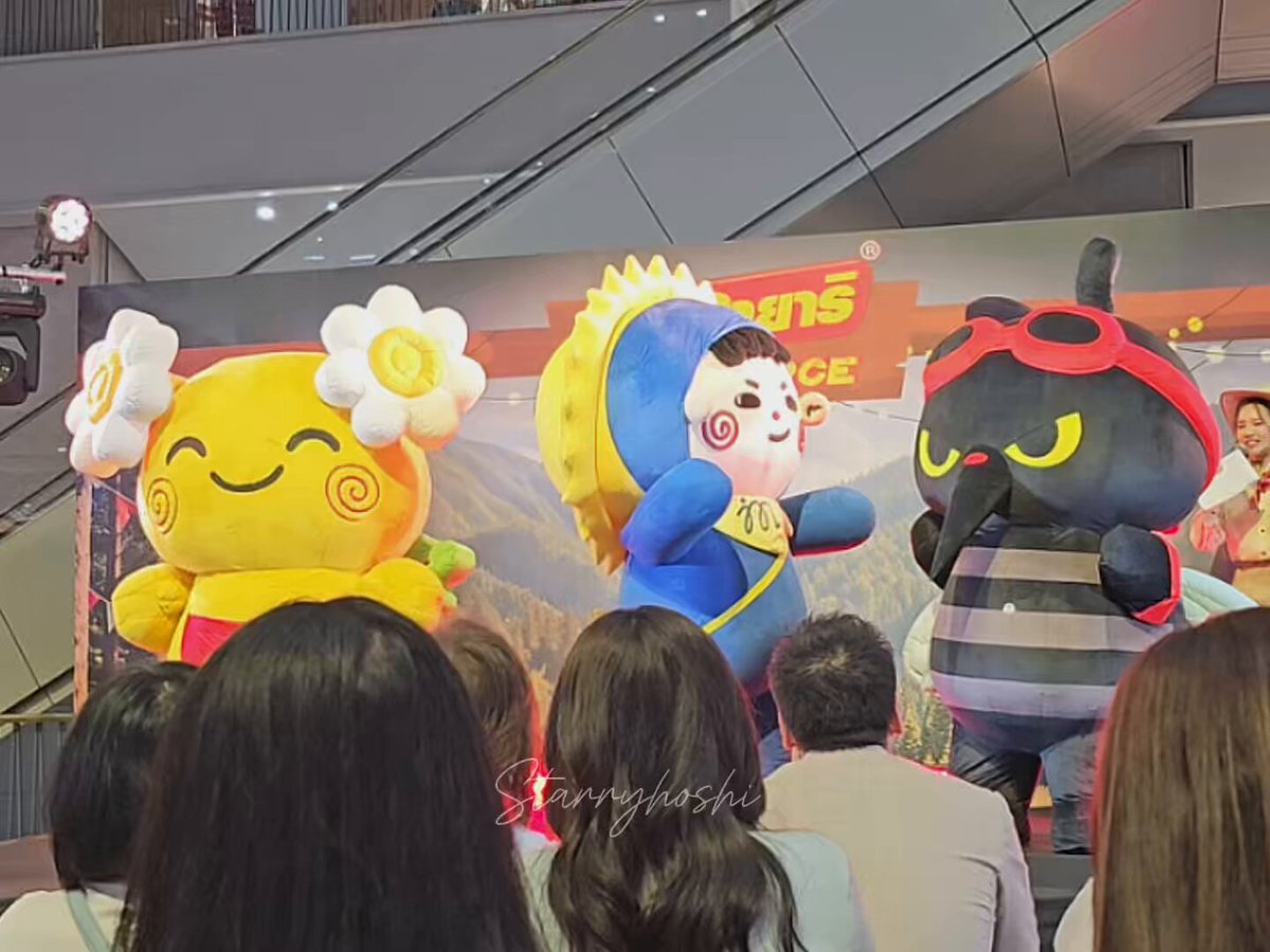เพลงคายาริน่ารักอะ แล้วเจ้าก้อนสามตุวเต้นด้วยกันยิ่งเพิ่มความน่ารัก ปกติเห็นโม่เต้นแต่ไทยรีมิกซ์ นี่เต้นกับเพื่อนใหม่ จังหวะหมุนตัว โยกตัว เป๊ะกันมาก น่ารักสุดๆเยย ชั้นเหมือนยายไปงานรร.หลานจิงๆ แง้ 🤏🏻 JUMMO KAYARI CAMP #คายาริxJUMMO #JUMMO