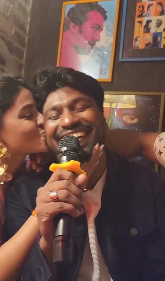 ரசிகருக்கு முத்தம் தந்து பாடலை ரசித்து கேட்ட சினேகா