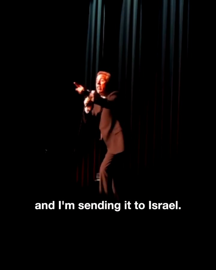 מהומה בהופעתו של ג'רי סיינפלד: מפגינה פרו-פלסטינית קטעה את המופע שקיים הקומיקאי בסוף השבוע בשיקגו והטיחה בו האשמות בנוגע למלחמה בעזה. סיינפלד השיב כי יתרום לישראל את עלות הכרטיס שרכשה, והיא הוצאה מהאולם על ידי המאבטחים Alon Fruchter (צילום: USPCN)