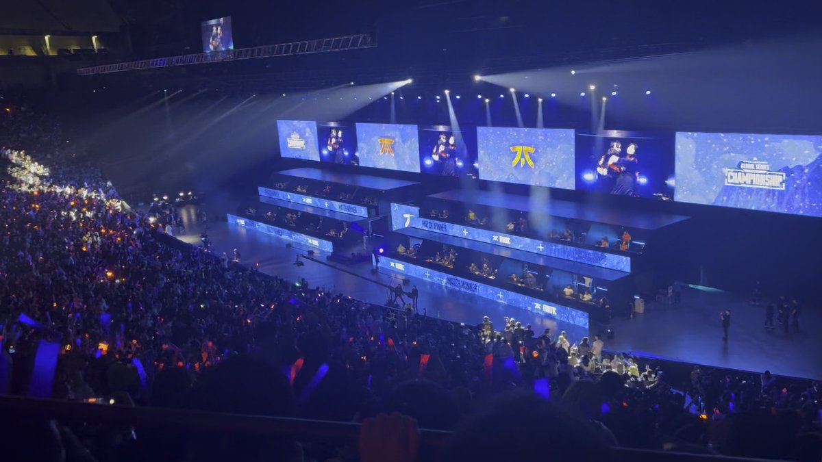 3万人の歓声でスタジアムが揺れるほどの熱気と一体感。 人生で一度でもいいのでみなさんに体感してほしいです! eスポーツには画面越しでは伝わりきらない魅力があるんですよね🔥
