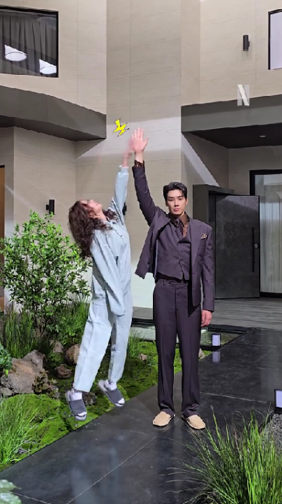 Tinggi bener abangnya setinggi harapan orang tua 😂 Tonton kegemasan Kim Young-kwang & Chae Soo-bin di drakor Take Charge of My Heart yang udah tayang di Netflix!