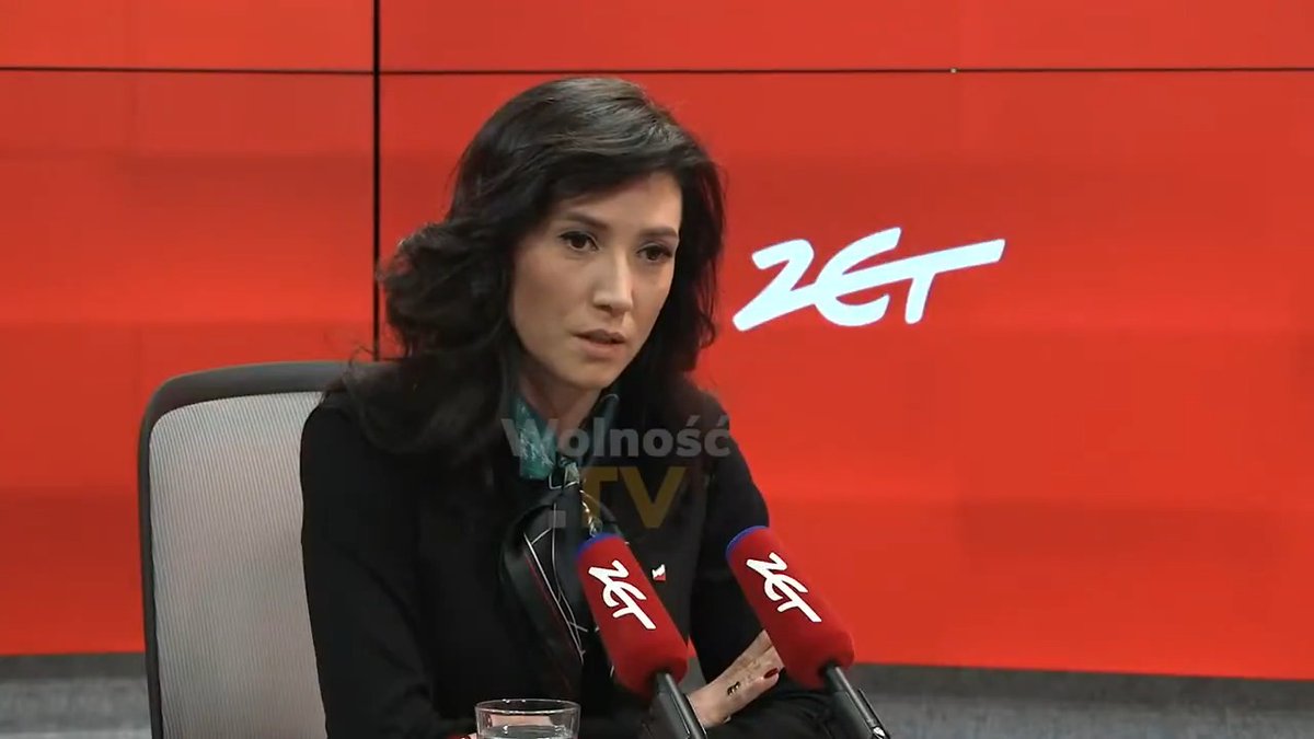- To co powiedział pan Berkowicz sprawie pani Dobrosz-Oracz jest skandalem? - Konrad Berkowicz miał na myśli to, że pani Dobrosz-Oracz uprawia medialny nierząd. Ona jest wstydem dla całego środowiska dziennikarskiego. - Nazywanie kogoś tak obrzydliwym słowem nie jest przekroczeniem granic? - Czy wyzywanie prezydenta od sutenerów, alfonsów, czy wyzywanie mnie od kretynek, patusiar, kobiet, która nie zna ojca swojego dziecka jest przegięciem? Albo kiedy redaktor TVP w Kwiatkach Polskich mówi, że jestem prawą ręką Mentzena i nie wiadomo, co mu tą ręką robię? Ewa Zajączkowska-Hernik Konrad Berkowicz Konfederacja