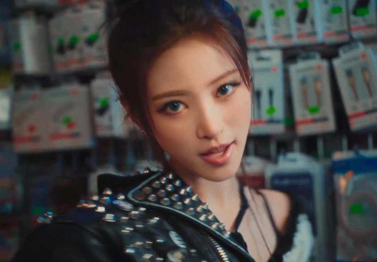 ANNA: I thought Japanese listeners might be surprised to suddenly hear Japanese, a language they’re used to hearing, in the middle of Korean and English lyrics, and that it might feel new and different. So I suggested adding Japanese lyrics to GO HARD this time. I’m also really grateful to the PD and the MEOVV members for immediately saying they liked the idea. I came up with the lyrics hoping that the charm of this song would reach Japanese listeners even more through the Japanese lyrics. 🩷