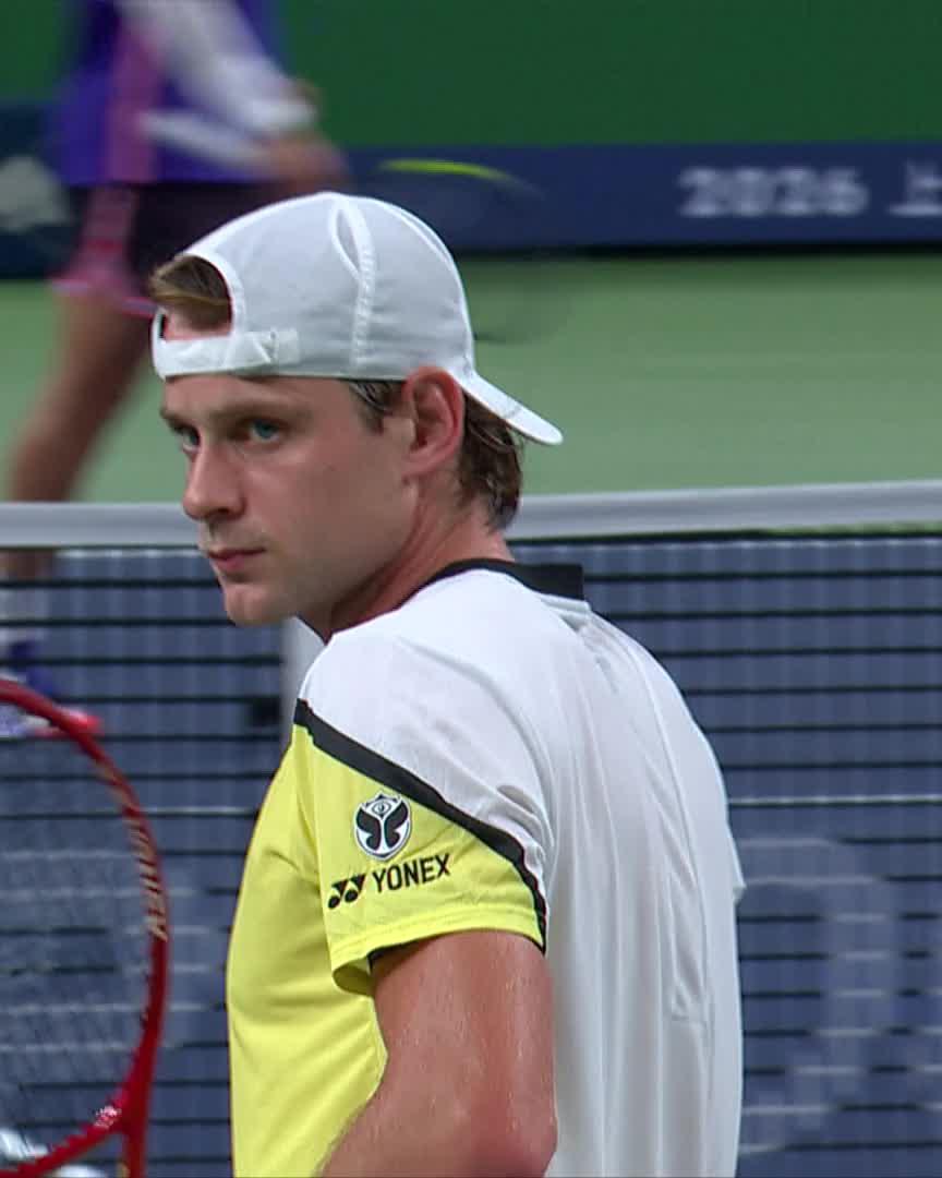 Zizou zips the first set 📦 Bergs takes the lead over Alcaraz, taking the opener 7-5! #RolexShanghaiMasters