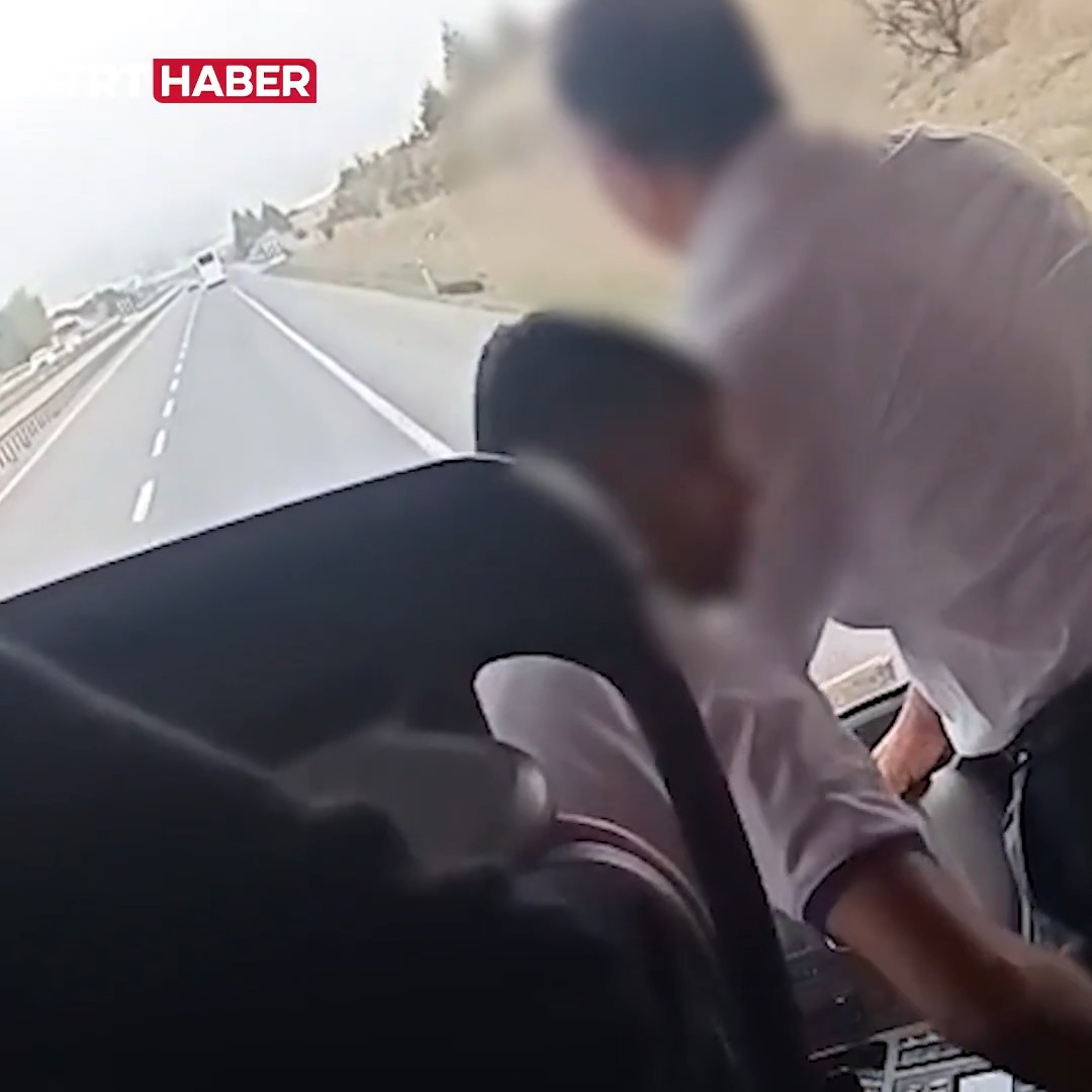 Van'dan Bursa'ya giden yolcu otobüsünde seyir halindeyken şoför değişimi yapıldı. Bir yolcunun ihbarı üzerine polis ekipleri otobüsü durdurdu.