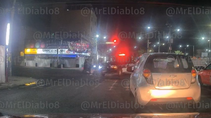 Patrulla de la #PolicíaAuxiliar de la SSC CDMX embiste a motociclistas en Sur 20 y Javier Rojo Gómez, en #Iztacalco. #Video 🎥👇🏽