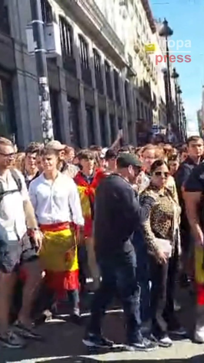 🔴 Tensión en la Puerta del Sol: asistentes al desfile del 12 de octubre increpan y se enfrentan a los acampados por el derecho a la vivienda