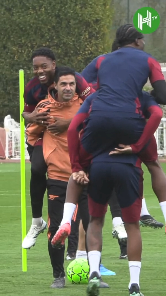 Arteta making sure Myles Lewis-Skelly had a piggyback partner 😂❤️