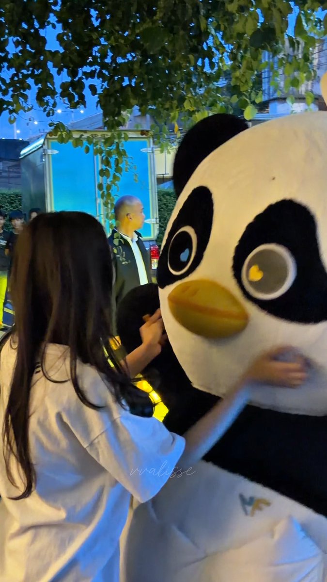 น้องฟิล์มคือน่ารักมากกเดินส่งลูกขึ้นรถ กอดลาลูกก่อนกลับ หันไปเจอพี่ตาลยืนส่งอีก สิ่งนั้นมากกนะ ❤️🩹 : เขามีรถตู้มารับสะด้วยยย 🐼🐣 : แม่ขับรถตามมานะ NAMTANFILM LUNAR FANTA FANKAN #FantaFantasiesXNamtanFilm