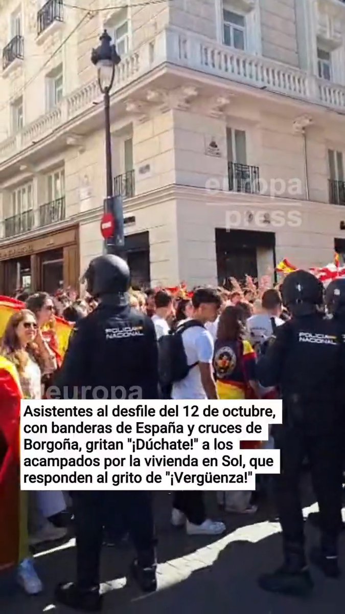 🔴 Asistentes al desfile militar del 12 de octubre, con banderas de España y cruces de Borgoña, gritan "¡Dúchate!" a los acampados por la vivienda en Sol, que responden al grito de "¡Vergüenza!" #Directo